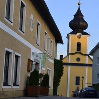 Kaltenbergerhof von außen mit Kirchturm